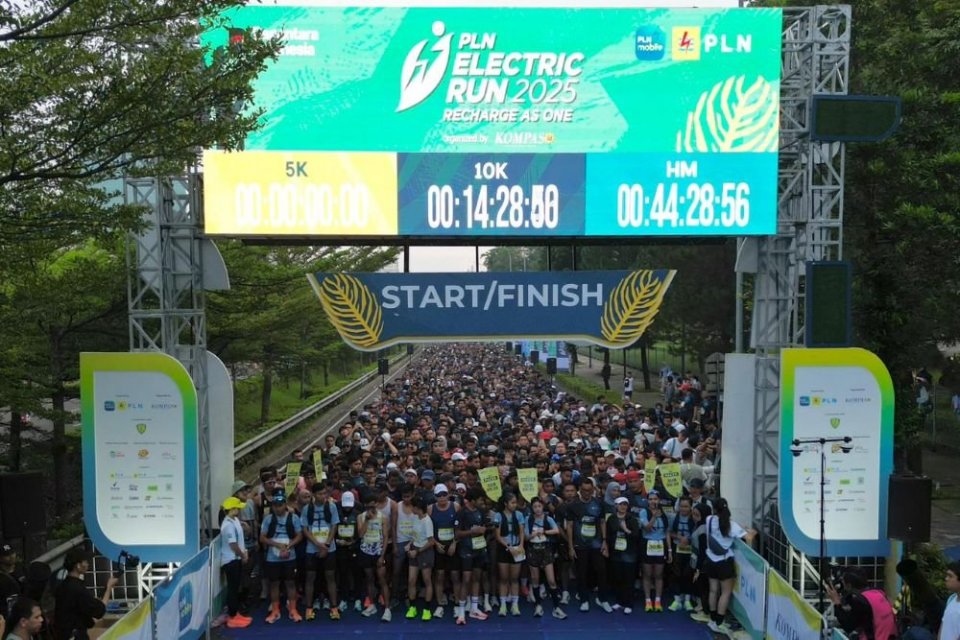 Lebih dari 7.500 peserta PLN Electric Run 2025 bersiap di garis start.