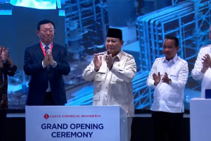 Presiden Prabowo Subianto saat meresmikan pabrik petrokimia Lotte Chemical Indonesia di Cilegon, Banten, Kamis (6/11).
