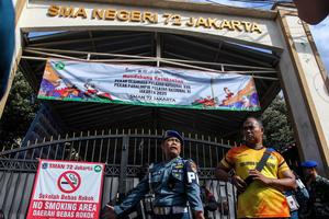 Penjagaan pasca ledakan di SMA 72 Jakarta