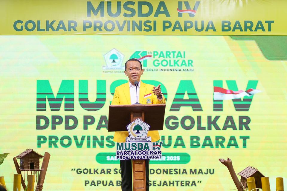 Ketua Umum DPP Partai Golkar Bahlil Lahadalia menyampaikan pidato politik sekaligus membuka Musyawarah Daerah IV Partai Golkar Provinsi Papua Barat, Manokwari, Papua Barat, Sabtu (8/11/2025).