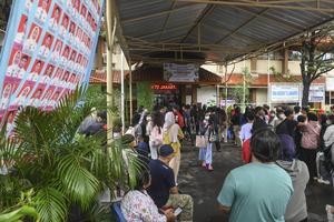 Siswa SMA 72 Jakarta ambil barang yang tertinggal