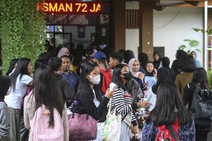 Siswa SMA 72 Jakarta ambil barang yang tertinggal