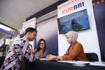 Petugas BRI melayani pelaku usaha mikro di booth KUR BRI dalam Festival Kemudahan dan Pelindungan Usaha Mikro di Tangerang pada 22 Oktober 2025.