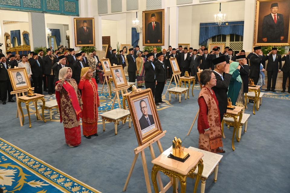 Sejumlah ahli waris tokoh-tokoh yang mendapatkan gelar Pahlawan Nasional mengikuti prosesi pemberian gelar di Istana Negara, Jakarta, Senin (10/11/2025). 