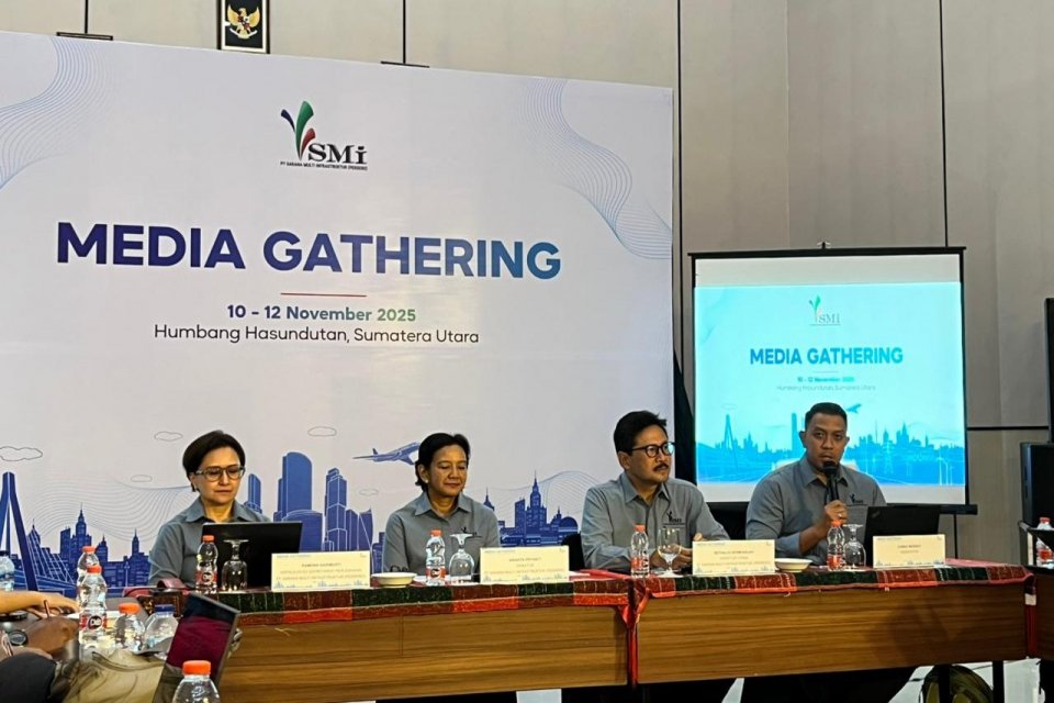 Direktur Utama PT Sarana Multi Infrastruktur (SMI) Reynaldi Hermansjah (kedua dari kanan) dan jajarannya saat memberikan paparan dalam media gathering di Humbang Hasundutan, Sumatra Utara, pada Senin (10/11).