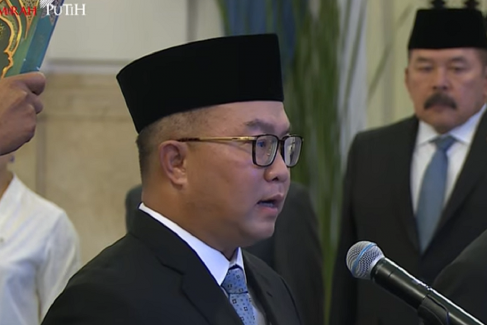 Presiden Prabowo Subianto melantik Arif Satria sebagai kepala Badan Riset dan Inovasi Nasional (BRIN) di Istana Negara, Jakarta, Senin (10/11). Foto: Youtube/Sekretariat Presiden