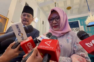 Putri sulung Presiden ke-2 Soeharto, Siti Hardijanti Rukmana (Tutut) usai penganugerahan gelah pahlawan kepada Soeharto di Istana Negara, Jakarta, Sen