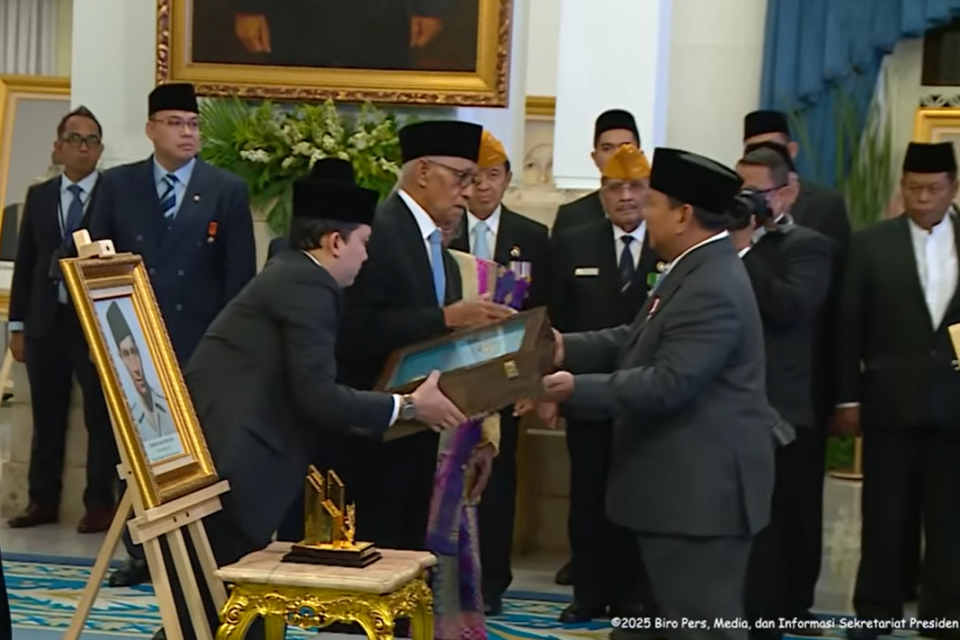 Presiden Prabowo Subianto menganugerahkan gelar pahlawan nasional kepada almarhum Sultan Tidore, Sultan Zainal Abidin Syah. Anugerah itu diterima oleh keturunan Sultan Zainal Abidin Syah. 