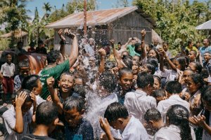 Warga Desa Tunabesi menyambut air bersih