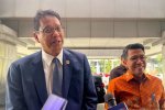 Menteri Keuangan Purbaya Yudhi Sadewa (kiri) dan Ketua Komisi XI DPR Mukhamad Misbakhun (kanan) ditemui awak media di depan Kantor Kementerian Keuanga
