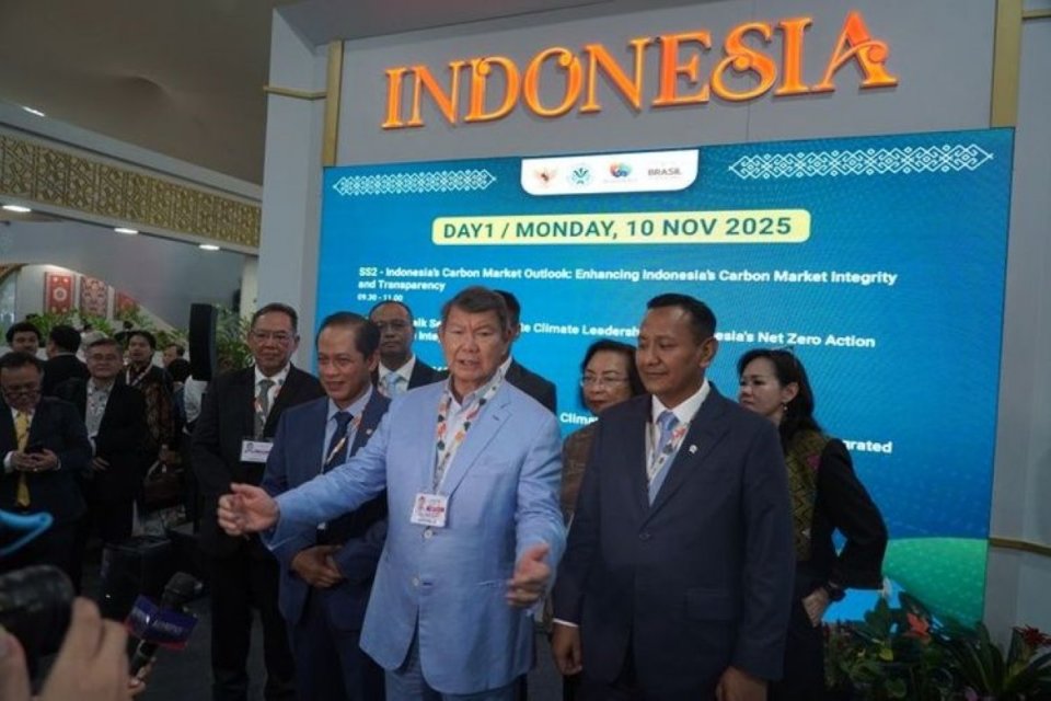 Utusan Khusus Presiden RI untuk Bidang Iklim dan Energi Hashim Djojohadikusumo dan Menteri Lingkungan Hidup Hanif Faisol Nurofiq saat membuka Paviliun Indonesia di COP30, Belem, Brasil, pada Senin (10/11).
