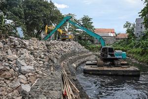 Pembangunan turap bronjong di Kali Ciliwung Jakarta