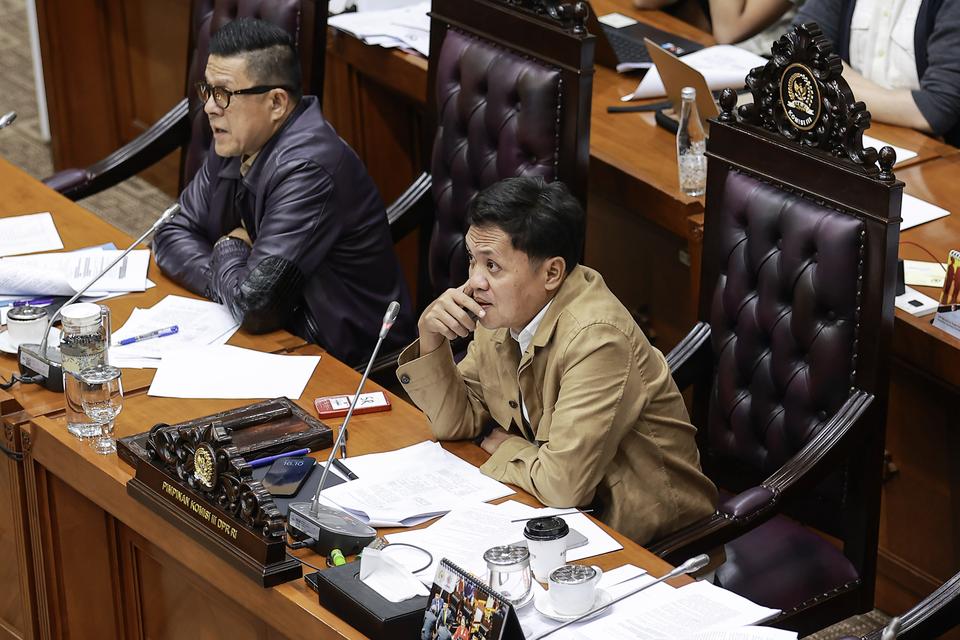 Ketua Komisi III DPR Habiburokhman (kanan) memimpin rapat panja RUU KUHAP di Kompleks Parlemen, Senayan, Jakarta, Rabu (12/11/2025). 