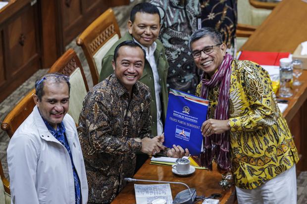 Menteri Sekretariat Negara Prasetyo Hadi (kedua kiri) bersama Wakil Menteri Sekretariat Negara Bambang Eko Suhariyanto (kedua kanan) dan Wakil Menteri Hukum Edward Omar Sharif Hiariej (kiri) menerima berkas pandangan fraksi dari anggota Komisi III DPR Fra