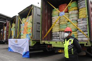 Pemusnahan pakaian bekas impor di Bogor