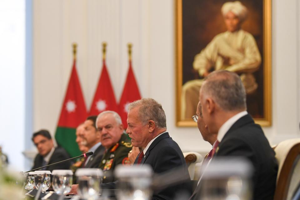 Raja Kerajaan Yordania Hasyimiah Abdullah II Ibnu Al Hussein (kedua kanan) dan jajarannya berbicara dengan Presiden Prabowo Subianto saat pertemuan bilateral di Istana Merdeka, Jakarta, Jumat (14/11/2025). Kunjungan Raja Yordania tersebut dalam rangka mem