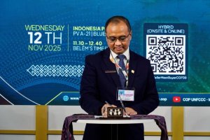 Direktur Transformasi dan Keberlanjutan Bisnis Pertamina, Agung Wicaksono, mewakili Pertamina NRE menandatangani dokumen Carbon Credit Trading bersama