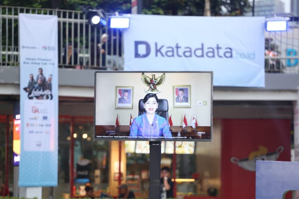 Kepala Eksekutif Pengawas Perilaku Pelaku Usaha Jasa Keuangan, Edukasi, dan Perlindungan Konsumen OJK, Friderica Widyasari Dewi, dalam acara Financial Healing yang diselenggarakan Katadata di Jakarta, Jumat (14/11).