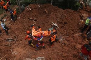 Tim SAR gabungan evakuasi korban longsor Majenang