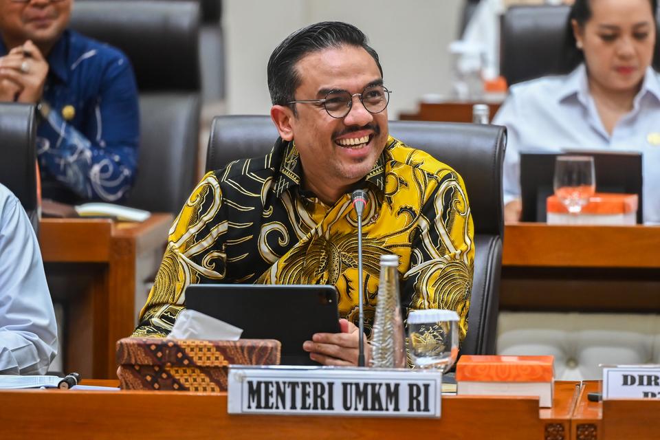 Menteri UMKM Maman Abdurrahman mengikuti rapat kerja bersama Komisi VII DPR di Kompleks Parlemen, Senayan, Jakarta, Senin (17/11/2025). Dalam rapat tersebut Maman menyampaikan bahwa pada 15 November 2025 nilai penyaluran KUR mencapai Rp238,7 triliun atau 