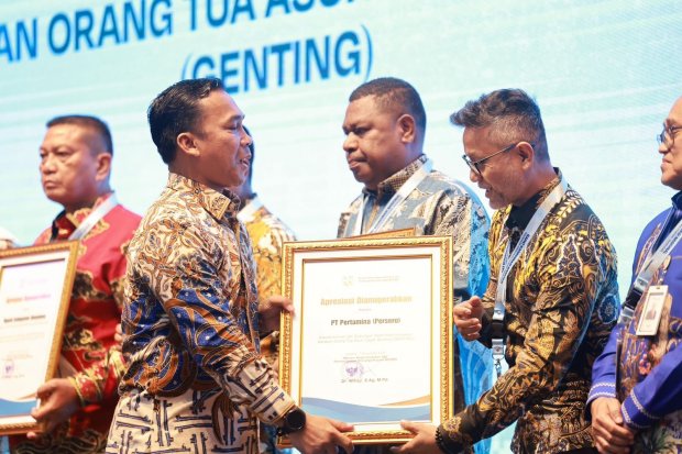 PT Pertamina (Persero) menerima Penghargaan Mitra Pentahelix Kategori BUMN atas dampak nyata dalam Gerakan Orang Tua Asuh Cegah Stunting (Genting).