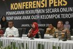 Konferensi pers kasus teroris rekrut anak dari media sosial