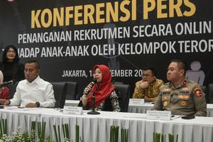 Konferensi pers kasus teroris rekrut anak dari media sosial