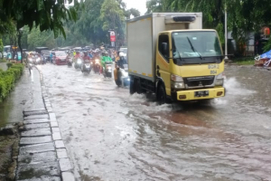 Banjir di jalan menjelang terowongan Halim Lama arah UKI Cawang, Jakarta Timur, Selasa (18/11). Foto: X/TMC Polda Metro