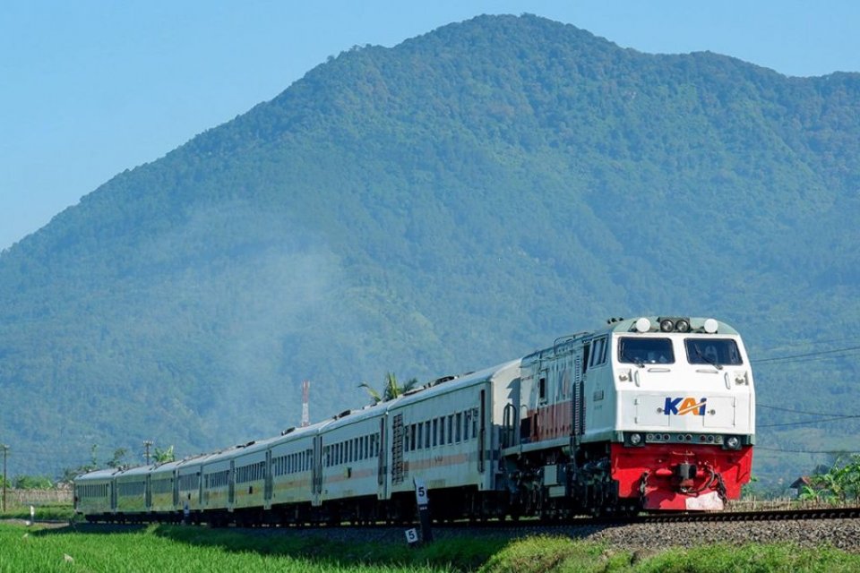 kereta api jarak jauh Jatinegara