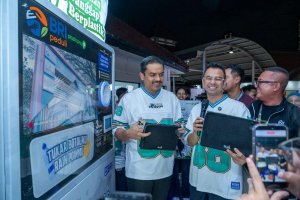 Menteri UMKM dan Raffi Ahmad mengunjungi booth RVM BRI Peduli di KOPLING 2025.