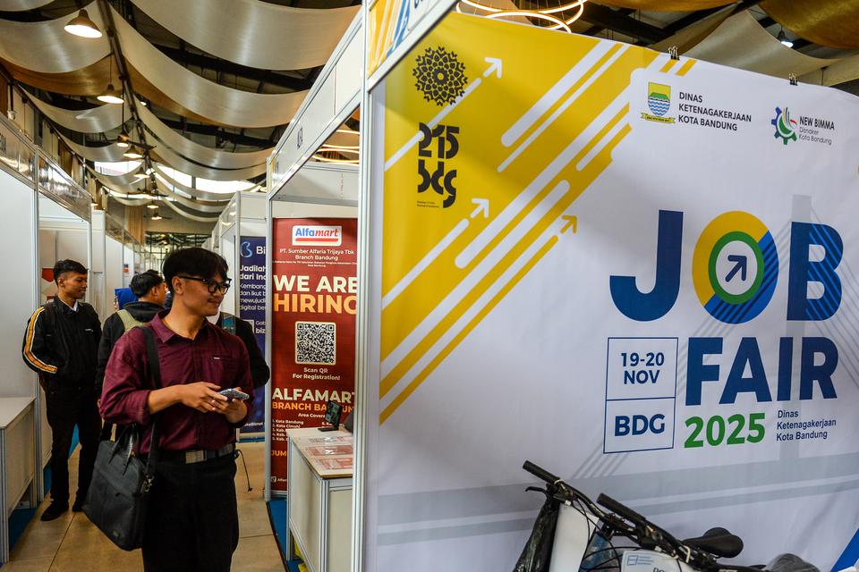 Pencari kerja mencari informasi di salah satu stan perusahaan pada pameran bursa kerja di Kiara Artha Park, Bandung, Jawa Barat, Rabu (19/11/2025). Pemerintah Kota Bandung melalui Disnakertrans Kota Bandung menggelar pameran bursa kerja yang menghadirkan 