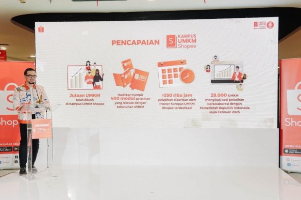 Deputy Director of Public Affairs Shopee Indonesia, Radynal Nataprawira, memaparkan capaian Kampus UMKM Shopee yang telah melatih jutaan pelaku usaha.