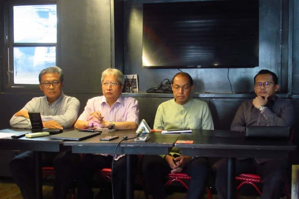 Konferensi Pers Paguyuban Lender PT DSI bersama Manajemen PT DSI, Rabu (19/11). Dari kiri ke kanan: Muhammad Munir (Perwakilan Paguyuban PT DSI), Adlun Al Ahkaam (Perwakilan Paguyuban PT DSI), Taufiq Aljurfri (Direktur Utama PT DSI), Pris Madani (Penaseha