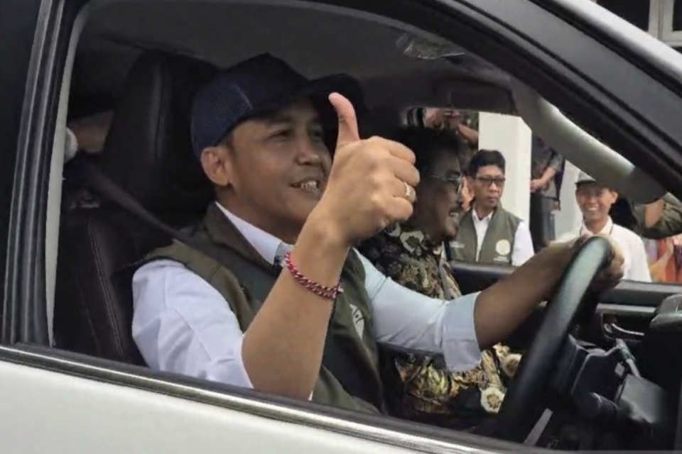 Menteri Kehutanan (Menhut) Raja Juli Antoni mencoba kendaraan diesel yang diisi dengan bahan bakar bioetanol dari aren dalam rangkaian acara Inaugurasi Proyek Percontohan Bioetanol Berbasis Aren di Kamojang, Kabupaten Bandung, Jawa Barat, Rabu (19/11/2025