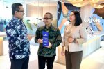 Pimpinan Bank Mandiri berdiskusi sambil menunjukkan penghargaan "Best for Hedging and Foreign Exchange Solutions 2025".