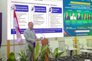 Wakil Ketua MPR RI, Eddy Soeparno, memaparkan pentingnya harmonisasi kebijakan dan kolaborasi global dalam memperkuat pasar karbon Indonesia pada sesi