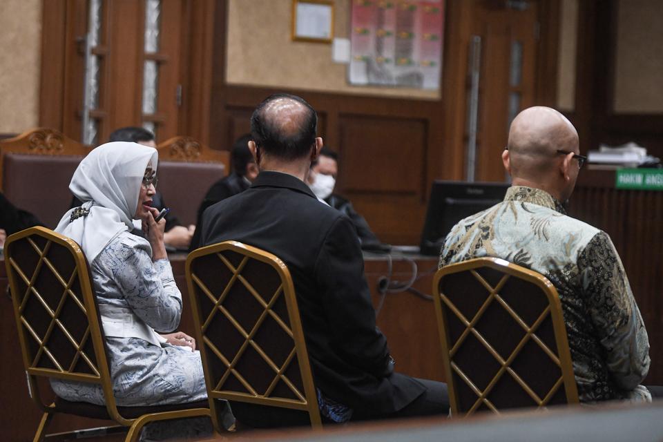 Terdakwa kasus dugaan korupsi di PT ASDP Harry Muhammad Adhi Caksono (kanan), Ira Puspadewi (kiri), dan Muhammad Yusuf Hadi (tengah) menjalani sidang dengan agenda pembacaan vonis Pengadilan Tipikor, Jakarta, Kamis (20/11/2025). Majelis Hakim memvonis man