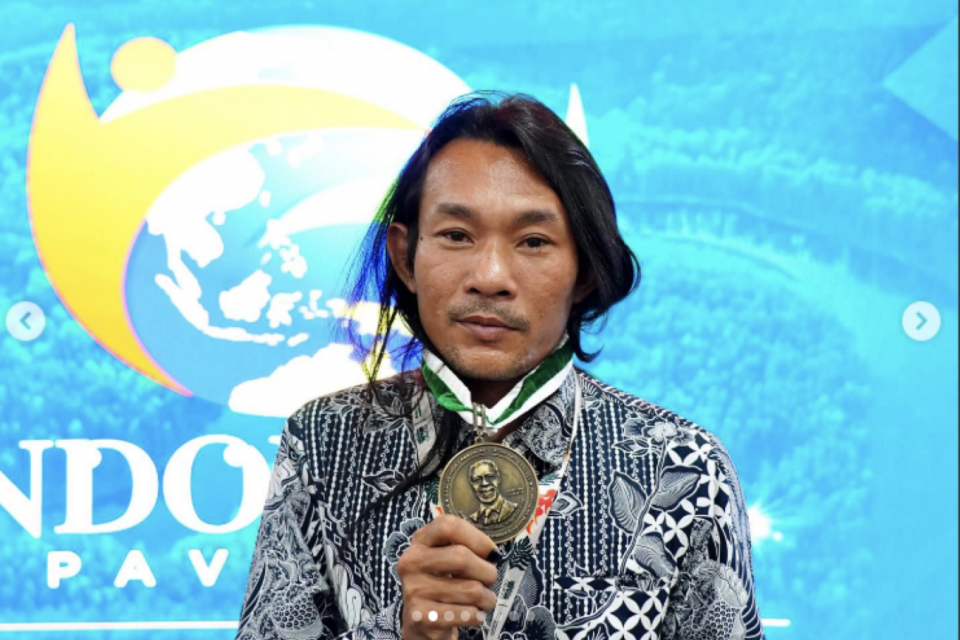 Pemandu pendaki dan relawan, Agam Rinjani, menerima medali Kofi Annan dari Global ESG Institute Brazil atas aksi kemanusiannya mengevakuasi jenazah pendaki gunung asal Brasil, Juliana Marins, yang terjatuh di Gunung Rinjani. Penyerahan medali dilakukan di