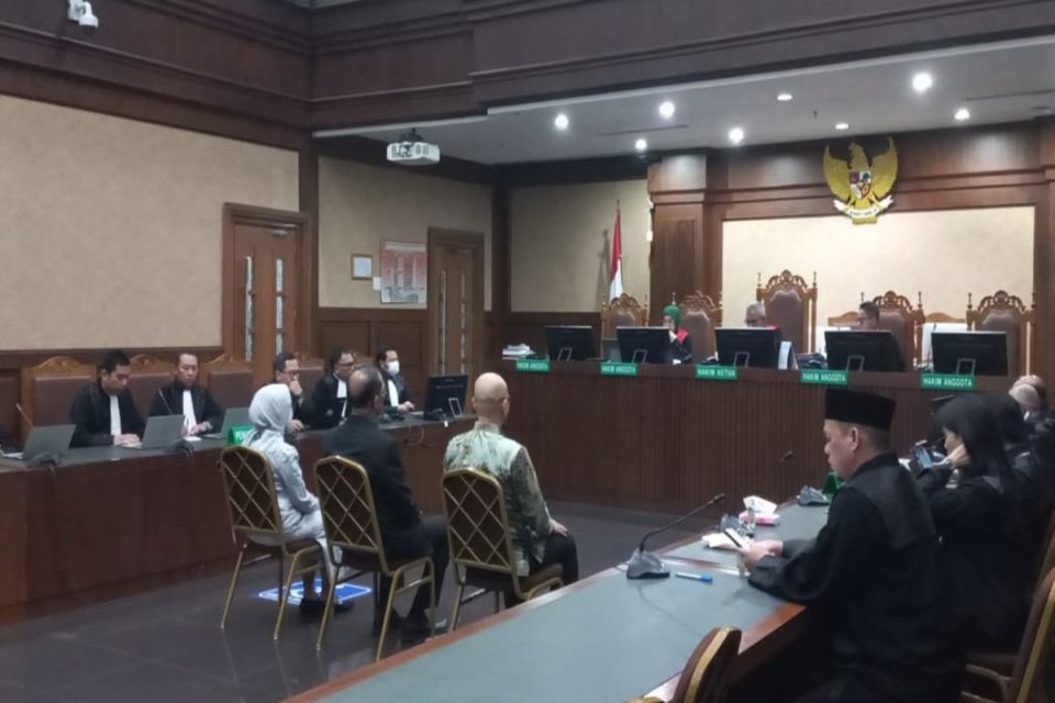 Mantan Direktur Utama PT ASDP Ira Puspadewi, eks Direktur Komersial dan Pelayanan ASDP Yusuf Hadi, dan Bekas Direktur Perencanaan dan Pengembangan ASDP Harry Muhammad Adhi Caksono menghadapi sidang putusan pengadilan. 