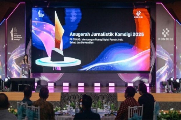 Menkomdigi Meutya Hafid di Ajang Anugerah Jurnalistik Komdigi (AJK) 2025 yang mengangkat isu pelindungan anak di ruang digital.