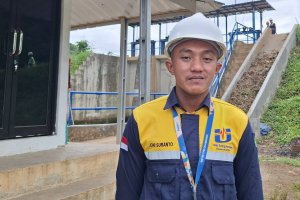 Operator di PLTM Besai Kemu, Lampung, Joni