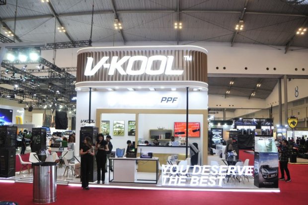 Booth V-KOOL di GJAW 2025 menampilkan teknologi kaca film premium berteknologi XIR serta layanan Paint Protection Film, menghadirkan pengalaman “Own Your Drive” bagi pengunjung melalui demonstrasi dan konsultasi interaktif.