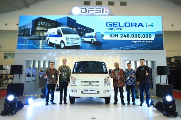 DFSK memperkenalkan Gelora E B-Type berharga Rp248 juta di GJAW 2025 sebagai solusi kendaraan listrik komersial yang lebih terjangkau untuk mendukung produktivitas dan pertumbuhan pelaku usaha di Indonesia.