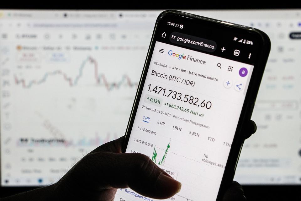 Ilustrasi pergerakan harga mata uang kripto Bitcoin. OJK menerbitkan POJK Nomor 23 Tahun 2025 untuk memperkuat pengaturan perdagangan aset keuangan digital, termasuk kripto, demi meningkatkan perlindungan konsumen.