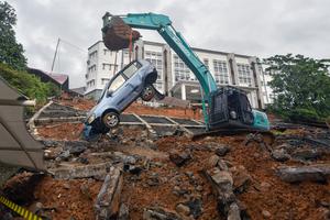 Longsor bangunan kampus UIN Imam Bonjol Padang