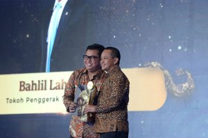 Menteri ESDM Bahlil Lahadalia Terima Penghargaan