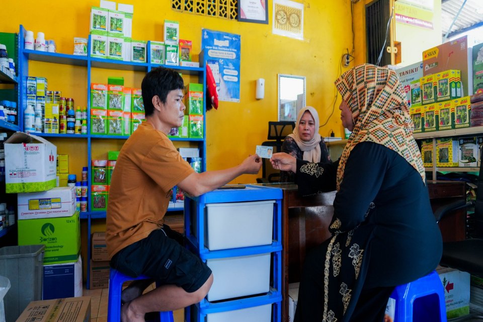 Petani Jonggol Senang Harga Pupuk Turun