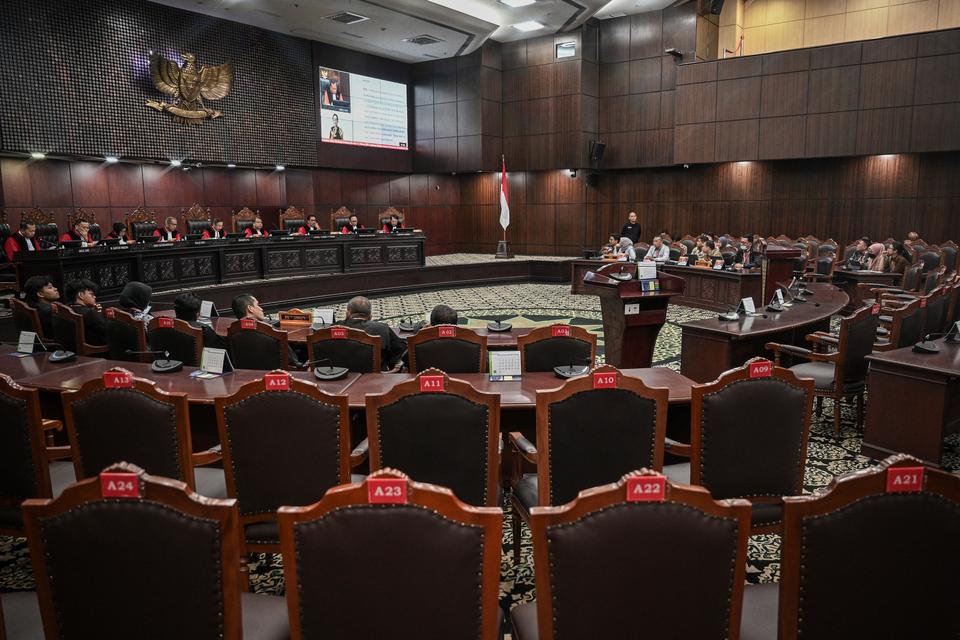 Ketua Mahkamah Konstitusi (MK) Suhartoyo (kelima kiri) memimpin sidang pembacaan putusan Pengujian Materiil Undang-Undang Nomor 17 Tahun 2014 tentang MPR, DPR, DPD dan DPRD di Gedung Mahkamah Konstitusi, Jakarta, Kamis (27/11/2025).