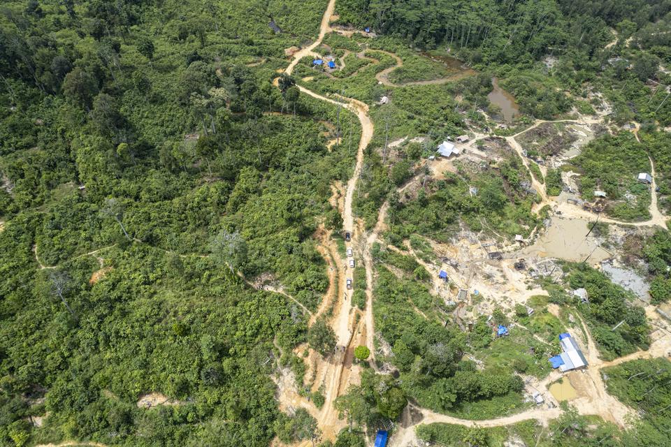 Foto udara tempat penambangan minyak ilegal di perbatasan Hutan Harapan, Desa Sako Suban, Musi Banyuasin, Sumatera Selatan, Kamis (27/11/2025). Ratusan sumur minyak ilegal aktif ditemukan di sejumlah titik di tepi hutan lindung di perbatasan Sumatera Sela