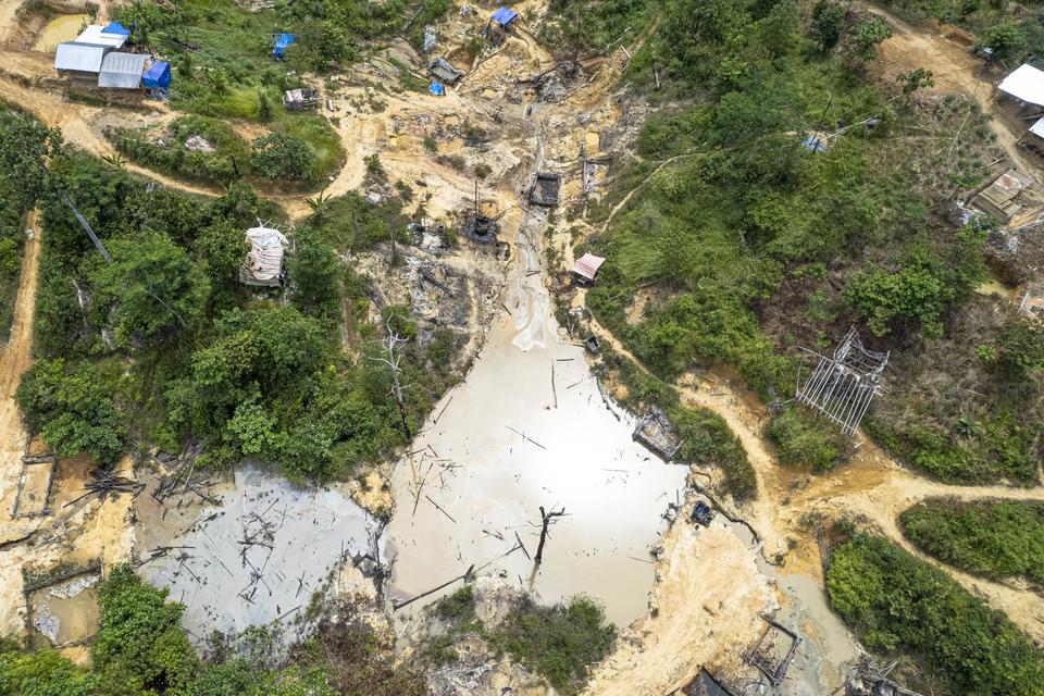 Foto udara tempat penambangan minyak ilegal di perbatasan Hutan Harapan, Desa Sako Suban, Musi Banyuasin, Sumatera Selatan, Kamis (27/11/2025). Ratusan sumur minyak ilegal aktif ditemukan di sejumlah titik di tepi hutan lindung di perbatasan Sumatera Sela